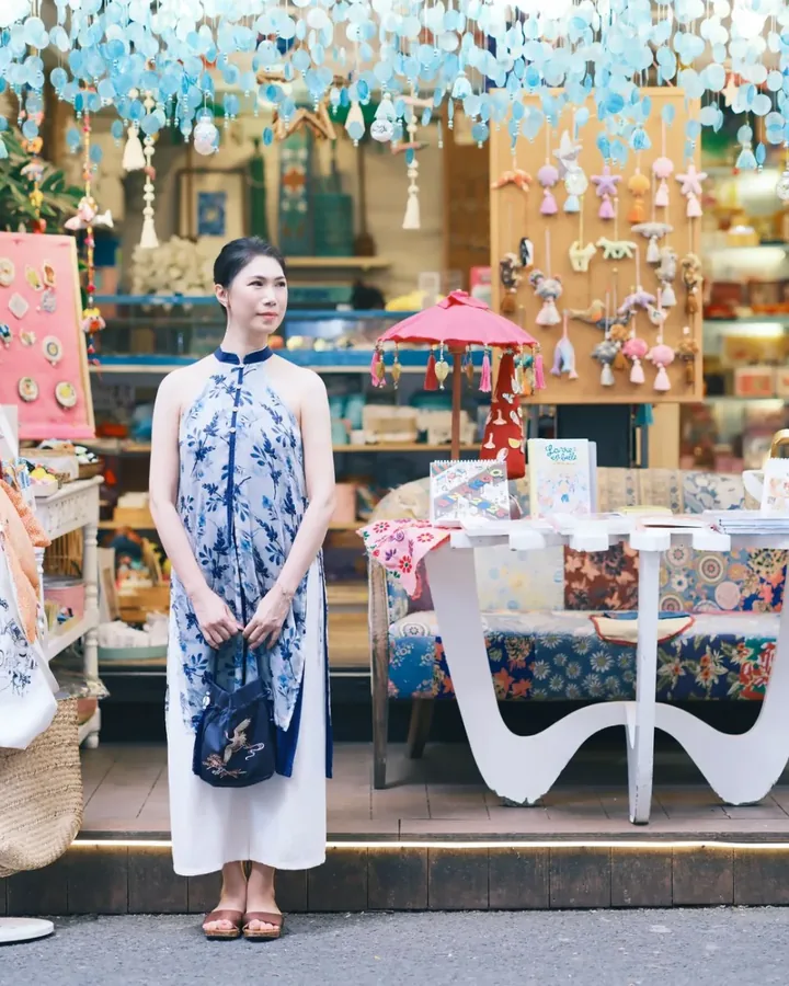 Áo thun nhiều màu trên kệ